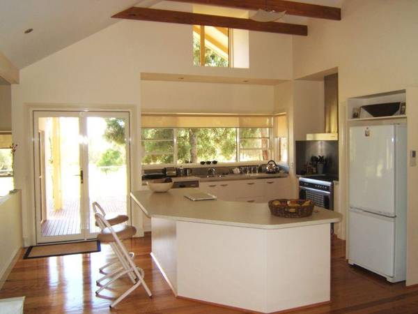 THE LIVING IS EASY Picture 3