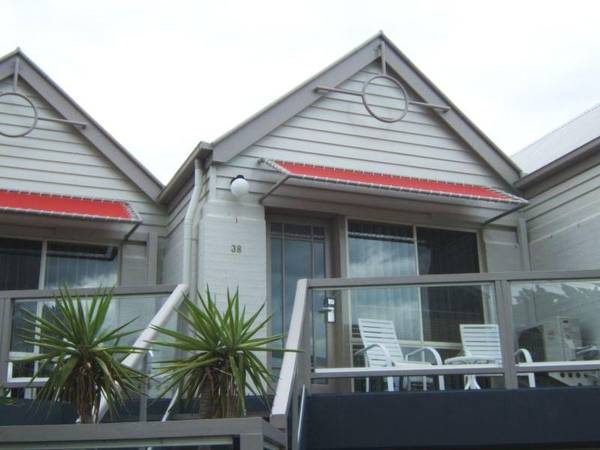 THE MOORINGS Picture 1