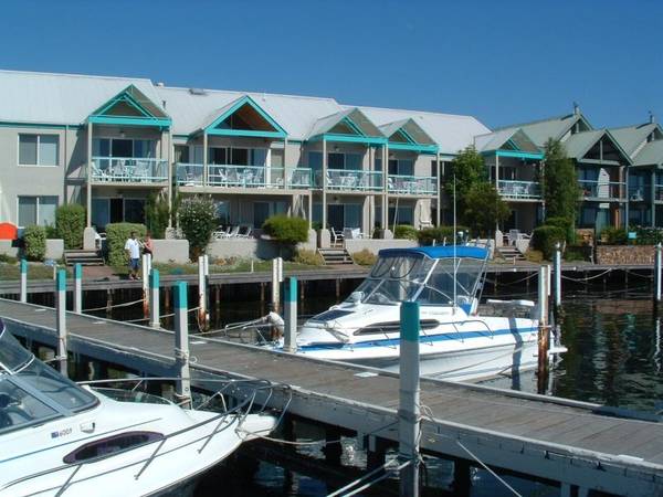 THE MOORINGS
WATERFRONT APARTMENT Picture 2