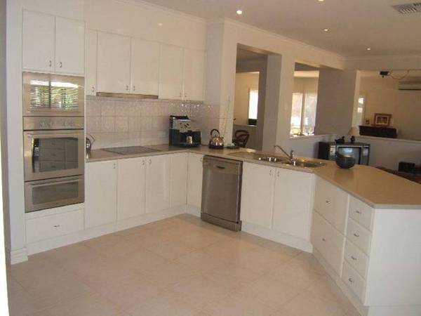 LAP UP THE LAKESIDE LUXURY Picture 3