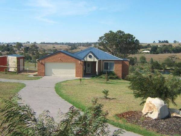 OUTSTANDING QUALITY HOME OVERLOOKING THE TAMBO RIVER Picture 1