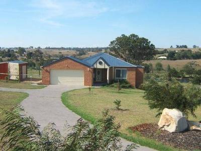 OUTSTANDING QUALITY HOME OVERLOOKING THE TAMBO RIVER Picture
