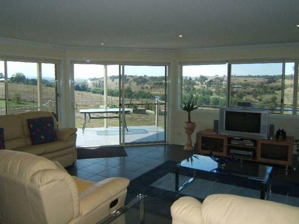 OUTSTANDING QUALITY HOME OVERLOOKING THE TAMBO RIVER Picture 3