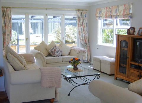 Private Sale - Oratia, Waitakere Home & Income! Picture 2