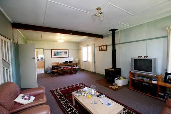 ENORMOUS 1269M2 BLOCK WITH COMFORTABLE HOME Picture 2