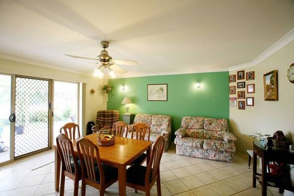 HUGE FAMILY HOME ON A FLAT BLOCK Picture 3