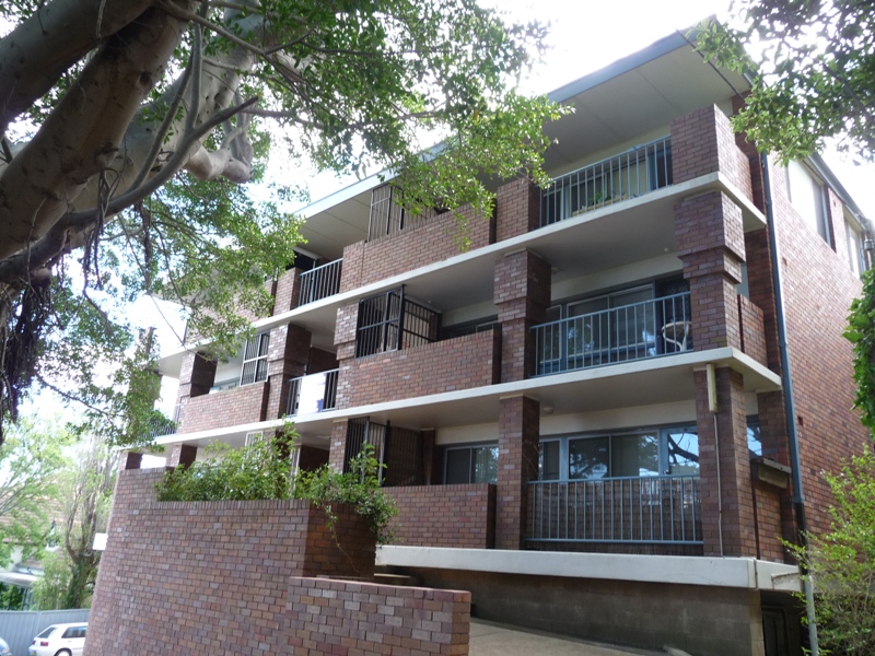 CONVENIENCE & LIFESTYLE OPPORTUNITY Picture 1