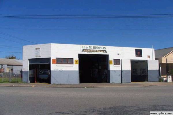 CORNER LOCATION Picture 1