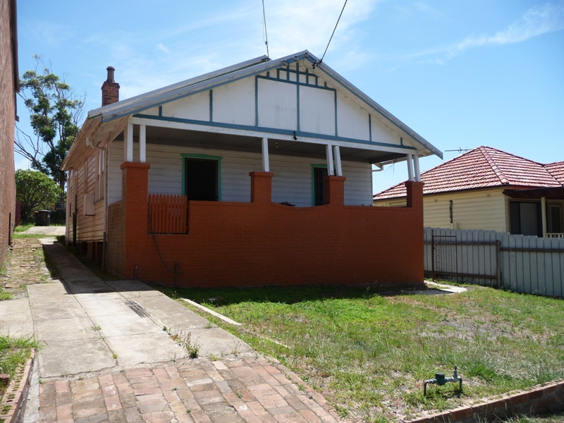 LARGE HOME ON A BIG BLOCK Picture 1