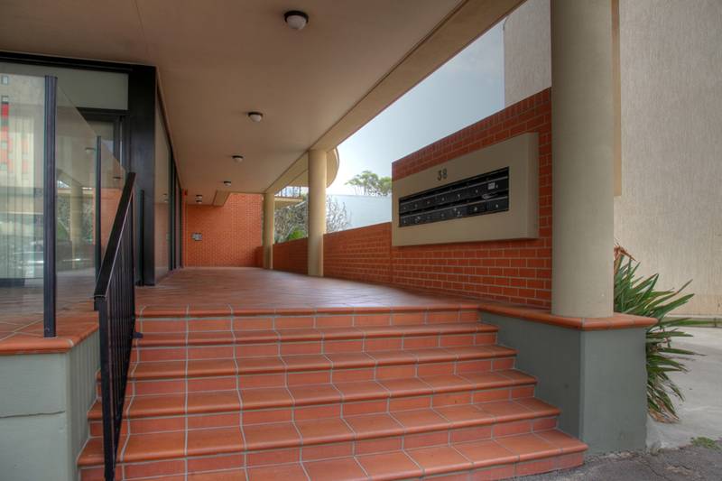 EXCLUSIVE EAST SIDE ADDRESS Picture 3