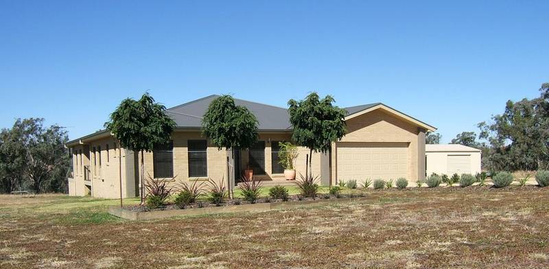 LARGE & LUXURIOUS Picture 1