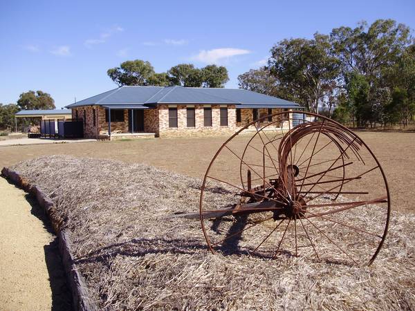 LIFESTYLE ON ACRES! Picture 1