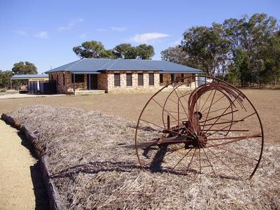 LIFESTYLE ON ACRES! Picture