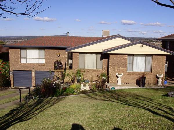 LARGE HOME TOP LOCATION! Picture 1