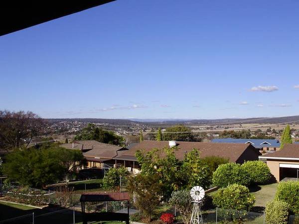 LARGE HOME TOP LOCATION! Picture 3