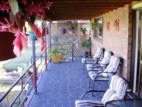 LARGE HOME TOP LOCATION! Picture 2