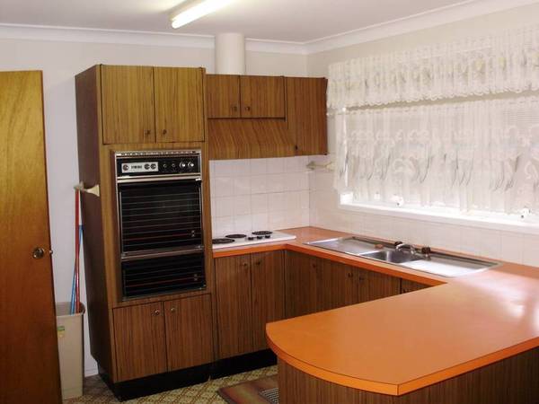 SOLID INVESTMENT HOME! Picture 3