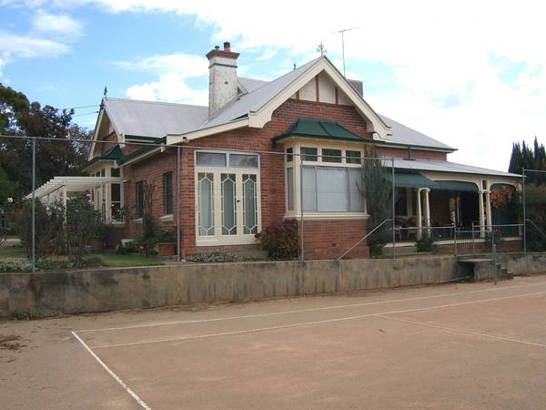 PRESTIGIOUS HISTORIC HOMESTEAD Picture 3