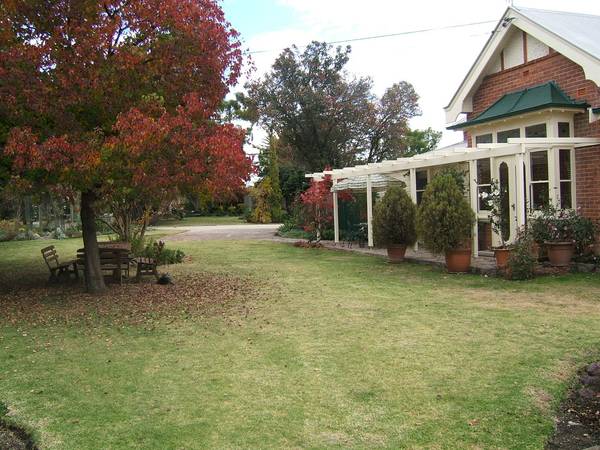 PRESTIGIOUS HISTORIC HOMESTEAD Picture 2