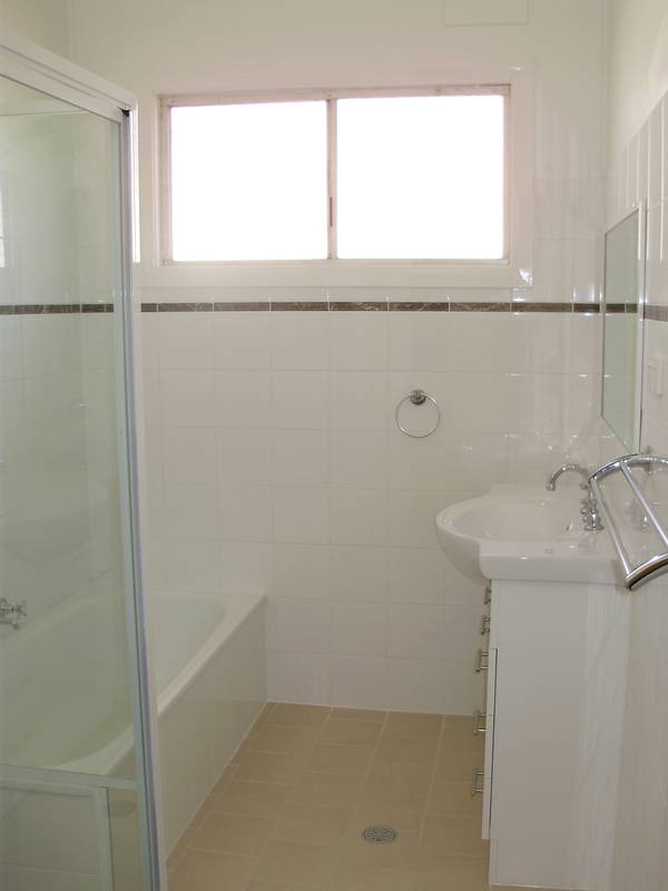 BARGAIN 4 BEDROOM HOME ON ROSS HILL Picture