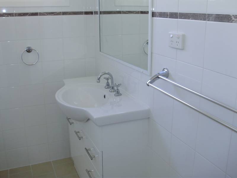 BARGAIN 4 BEDROOM HOME ON ROSS HILL Picture