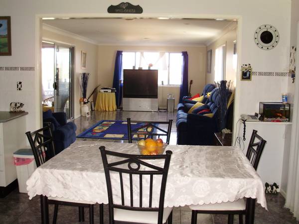 FAMLIY HOME IN TOP SPOT! Picture 2