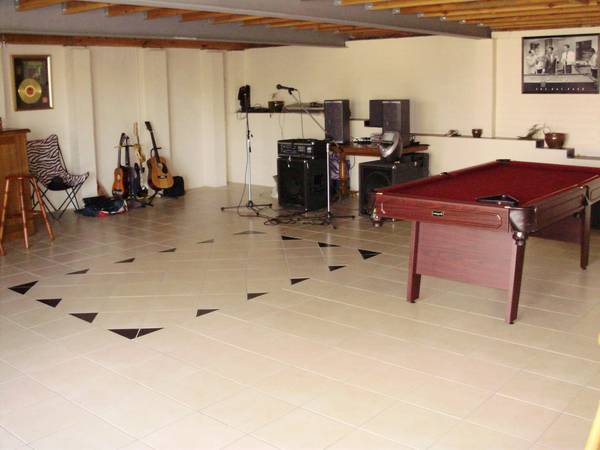 FAMLIY HOME IN TOP SPOT! Picture 3