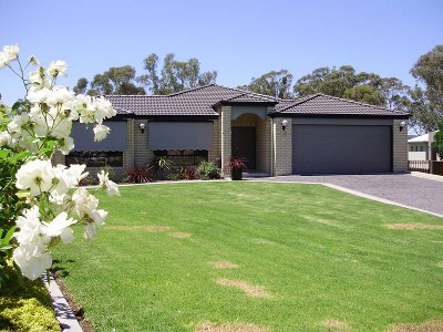 STYLISH FAMILY HOME IN TOP LOCATION! Picture