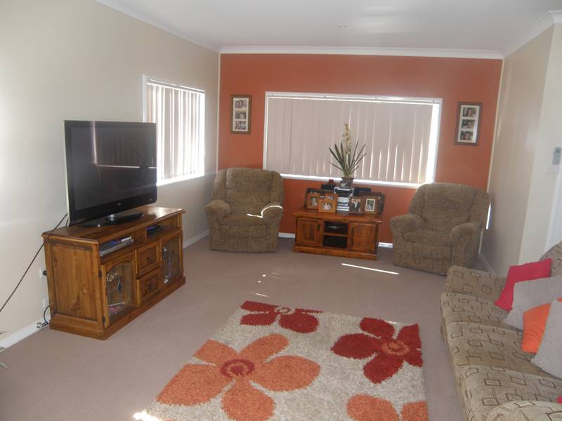 ACREAGE HANDY TO TOWN Picture 2