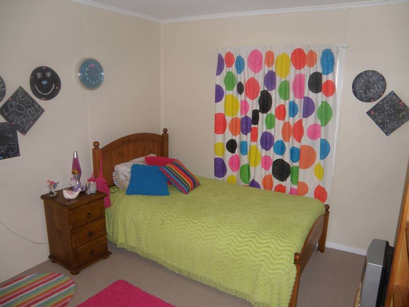 ACREAGE HANDY TO TOWN Picture 3