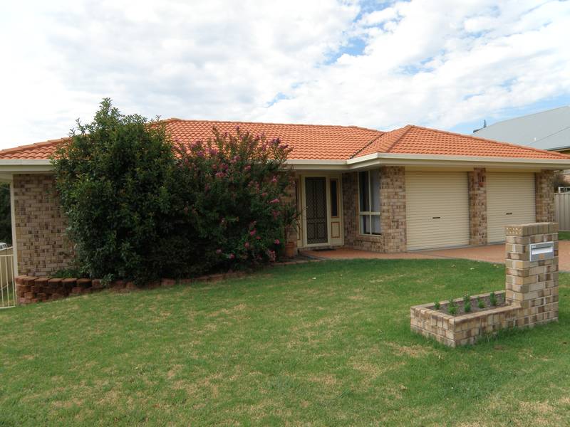 Family Home with Pool!! Picture 2