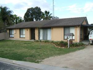 4 bedroom brick home Picture 1