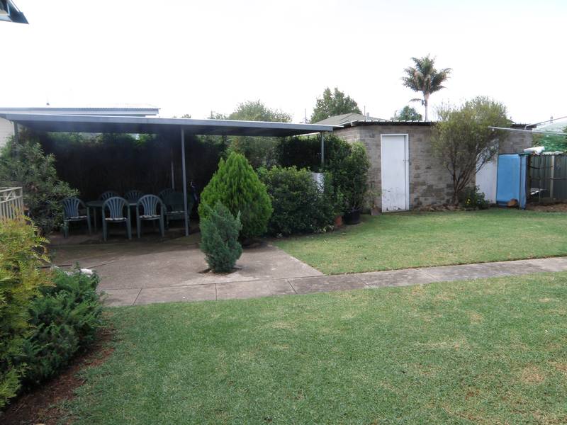 HUGE HOME, TINY PRICE! OWNERS RE-LOCATING! Picture 3