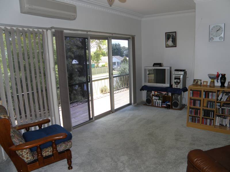 HUGE HOME, TINY PRICE! OWNERS RE-LOCATING! Picture 2