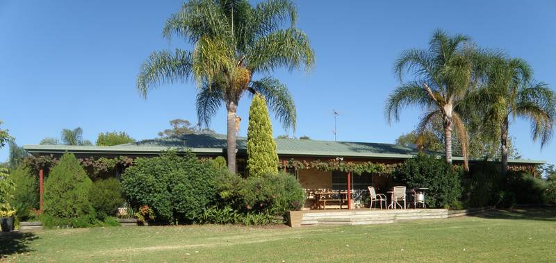 LARGE IMMACCULATE HOME AND 25 ACRES ON FERNHILL Picture 1