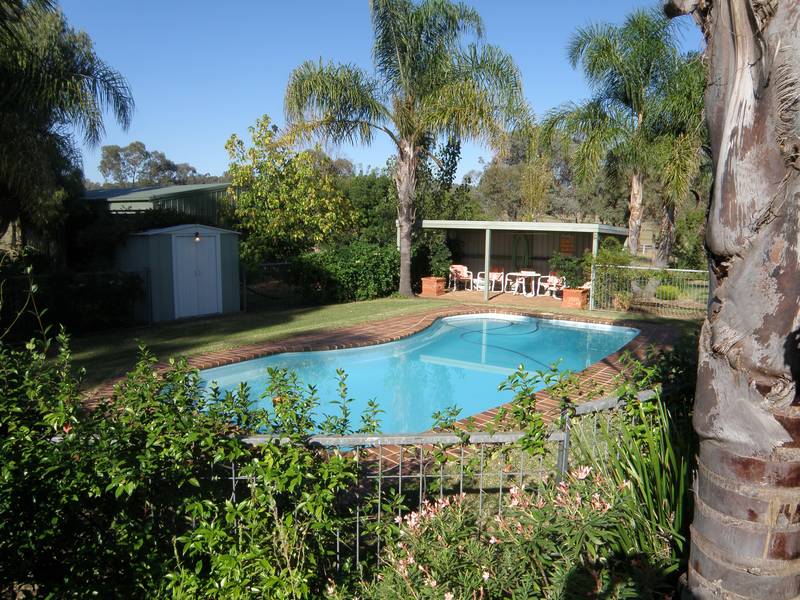 LARGE IMMACCULATE HOME AND 25 ACRES ON FERNHILL Picture 2