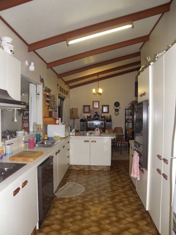 Solid Home Top Location! Picture 2