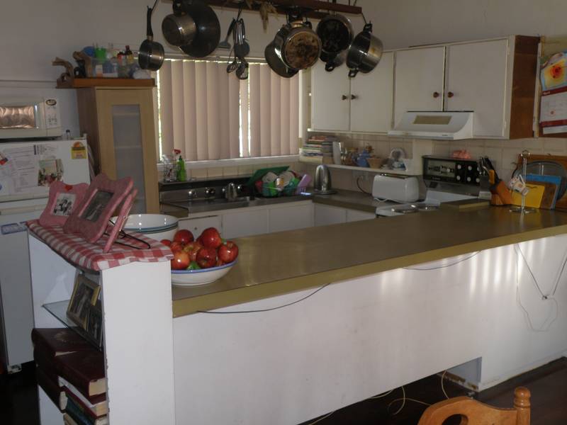 LARGE FAMILY HOME AT THE RIGHT PRICE Picture 3