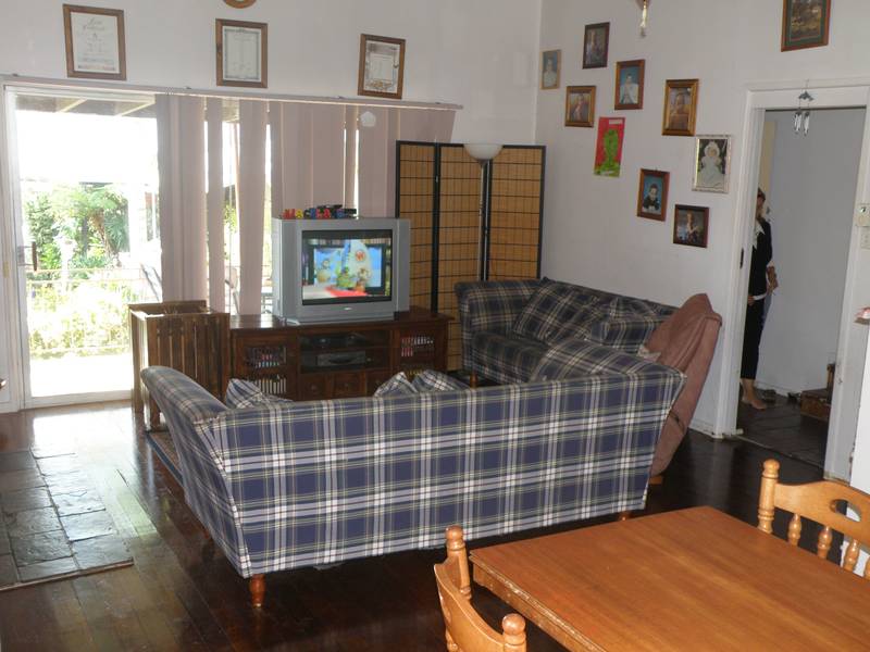 LARGE FAMILY HOME AT THE RIGHT PRICE Picture 1