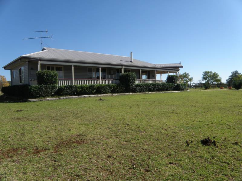 Home with acres just out of Inverell Picture 1