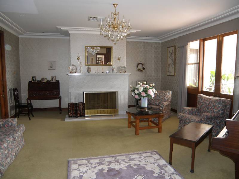 CHARACTER AND STYLE ON ACRES! Picture 2