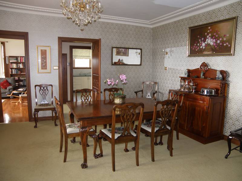 CHARACTER AND STYLE ON ACRES! Picture 3