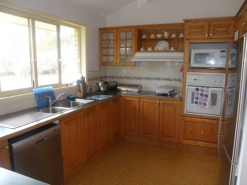 LARGE FAMILY HOME Picture 3