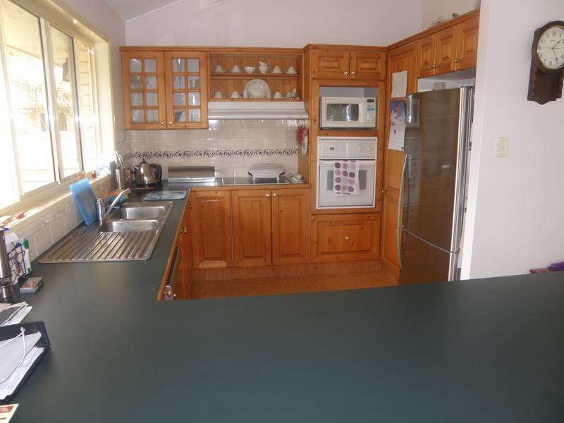 LARGE FAMILY HOME Picture 2