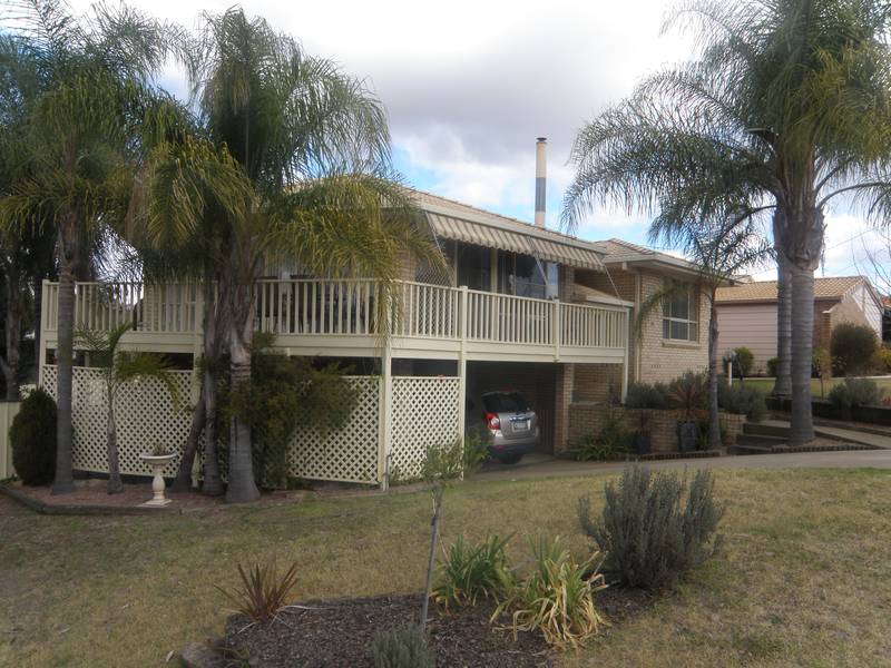 LARGE FAMILY HOME Picture 1