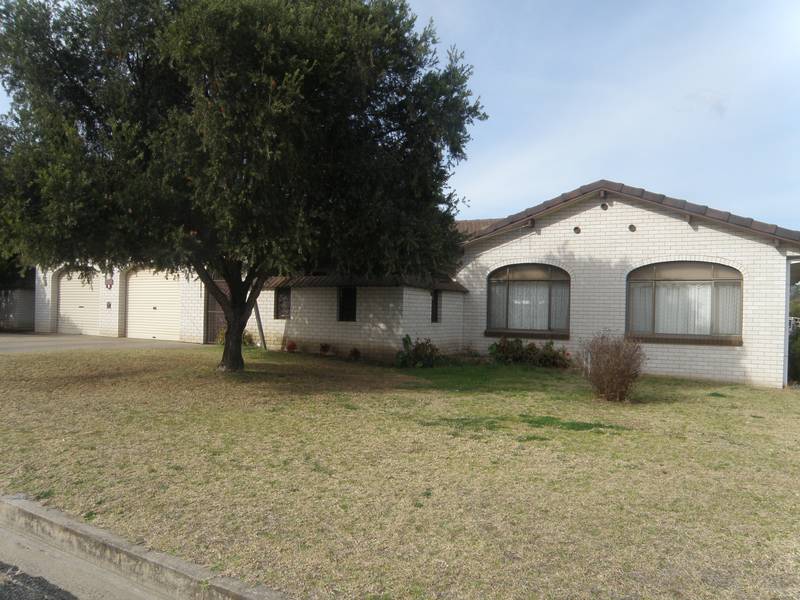 ROOM TO MOVE !! Picture 2