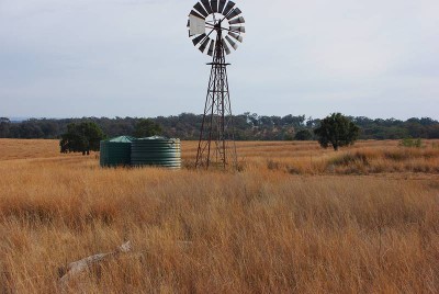 HANDY ACREAGE CLOSE TO TOWN Picture