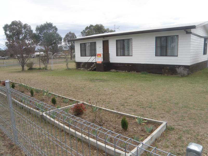 NEAT HOME ON LARGE BLOCK!! Picture 3