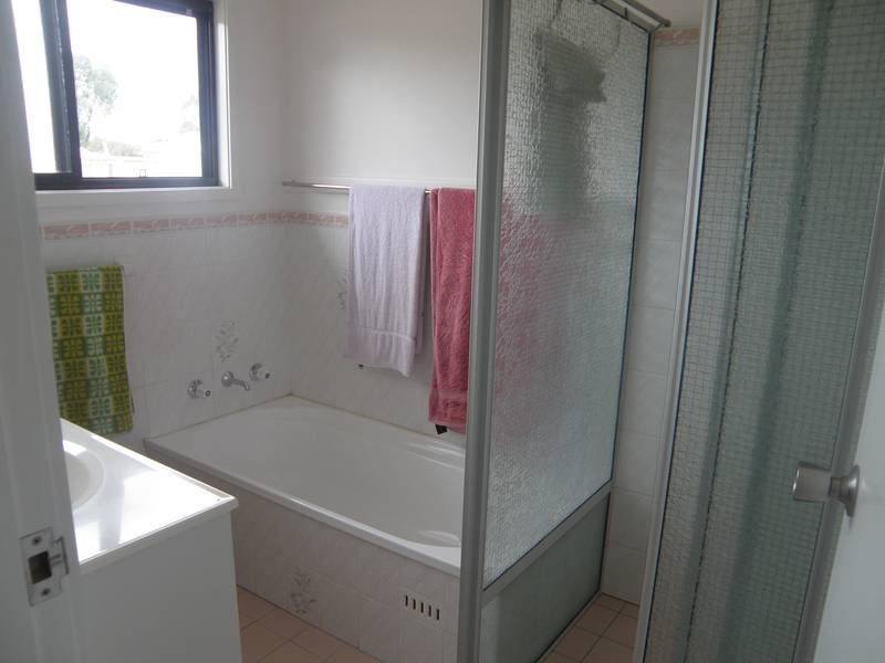 NEAT HOME ON LARGE BLOCK!! Picture 2