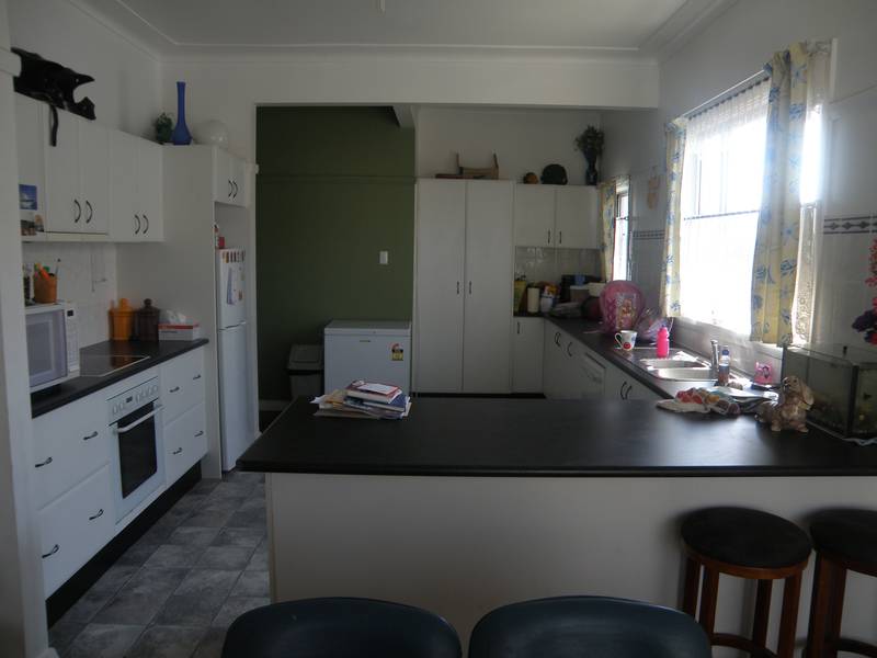 LARGE FAMILY HOME!! Picture 2